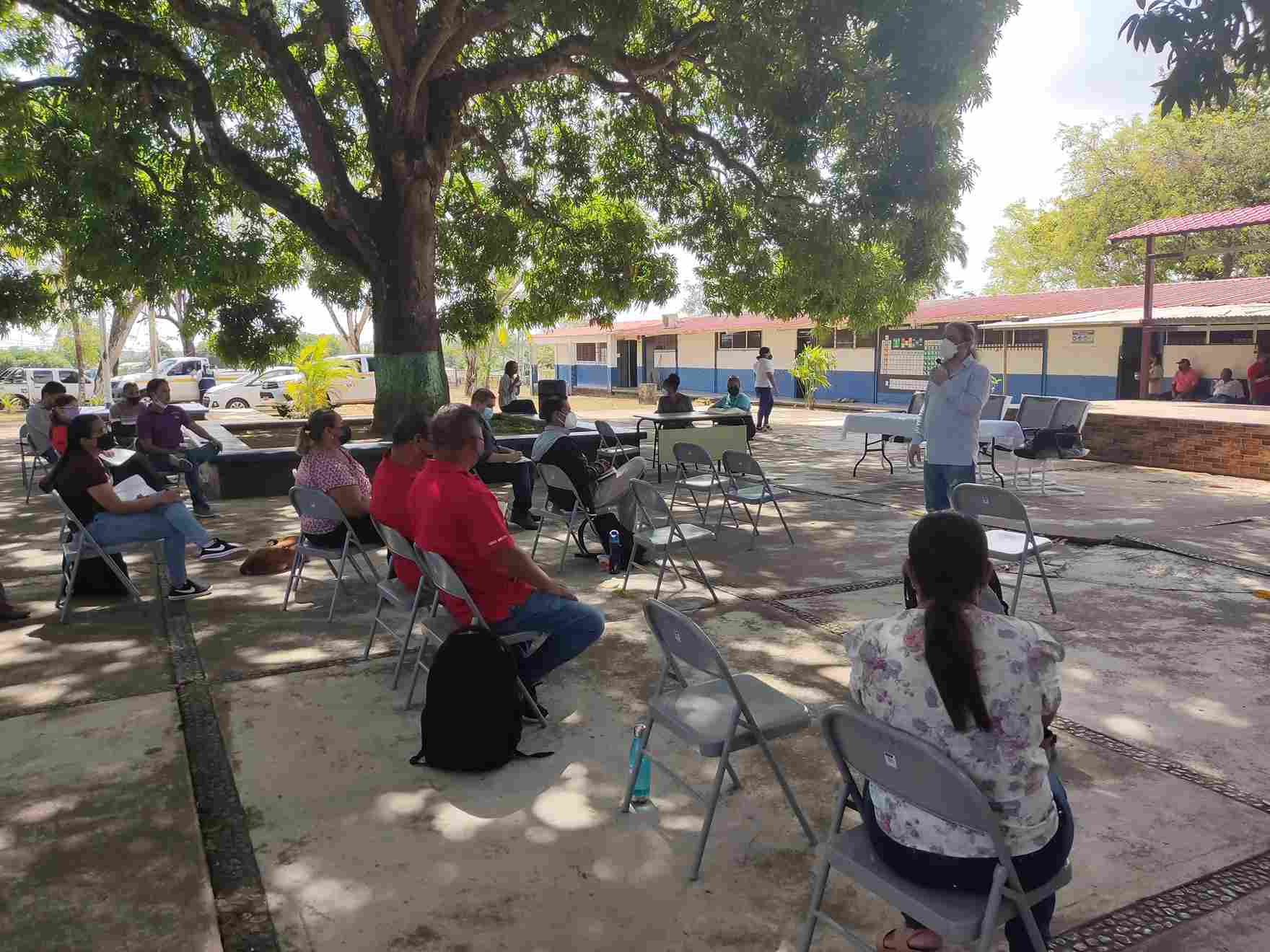 Dr. Agustín Aduríz Bravo orientando a los docentes en una actividad del proyecto
